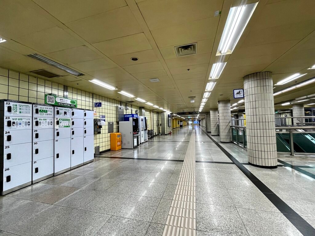 How to retrieve luggage from Gongdeok Station lockers